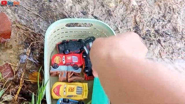 Looking For McQueen, Lightning McQueen, Sally, Snodrod, Doc Hudson, Finn Mcmissile, Francisco