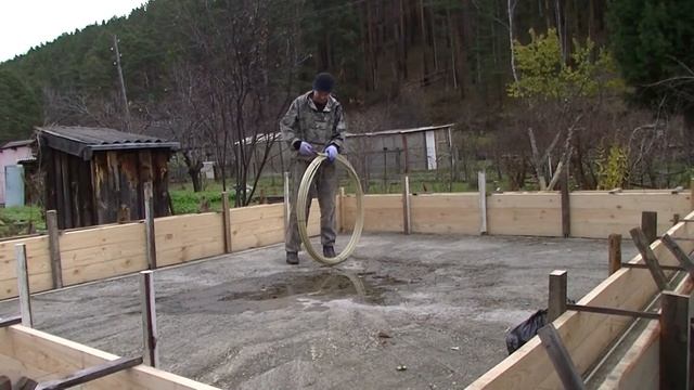 Строю недорогой дом//Опалубка ленточного фундамента//Армирование фундамента смотреть онлайн