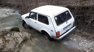 Нива 4х4 (КШЗ К-156-1 185/75 R16) через речку в Адербиевке, Краснодарский край