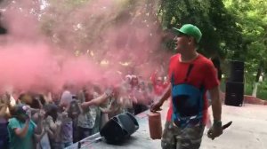 В Центральном парке Старощербиновской недавно прошел праздник красок "Прыжок в лето". 3