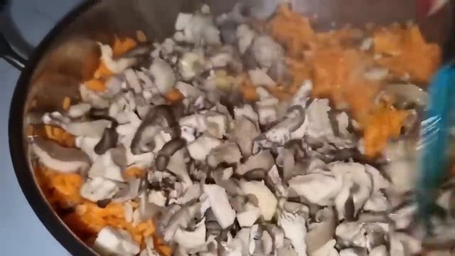 A huge sturgeon was baked in the oven, at which time piglets were born on our farm смотреть онлайн