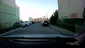 Почему не стоит выбегать из-за машин на проезжую часть. Показывают дети из Садового