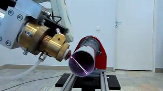 Промышленный робот с волоконным лазером для резки