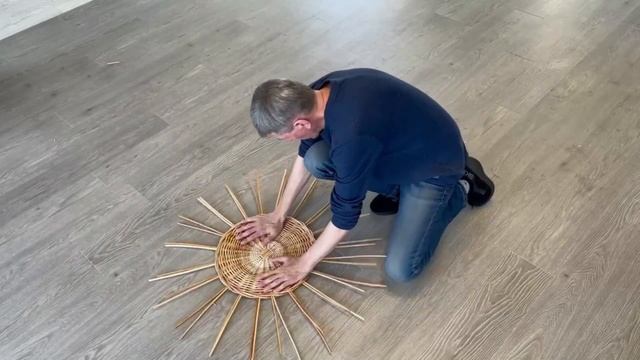 Плетение на полу | Круги из ивового прута смотреть онлайн