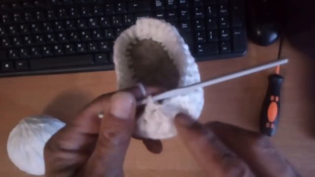 Папа вяжет крючком сапожки для дочки. смотреть онлайн