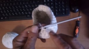 Папа вяжет крючком сапожки для дочки.