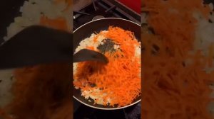 Рыба, тушенная с овощами, на сковороде ( диетическое блюдо)