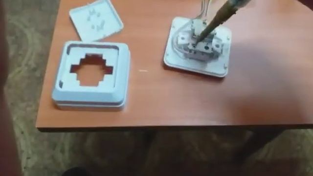 Как подключить одноклавишный выключатель к лампочке
