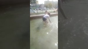 Девочки купаются в фантане