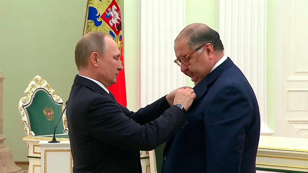 Владимир Путин наградил Алишера Усманова и Виктора Вексельберга знаками отличия "За благодеяние"
