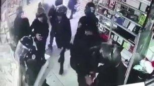 Мексиканская полиция грабит магазин