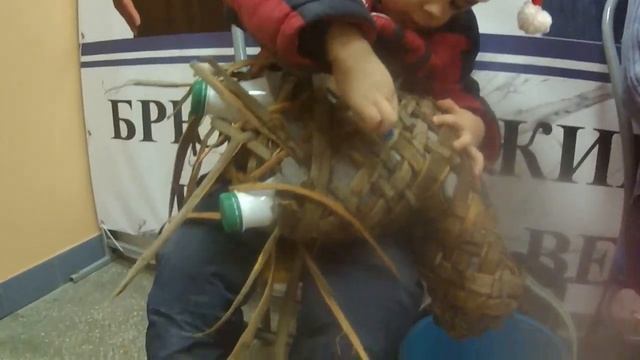 Самозанятые крестьяне заплетают лапти впрок на лето! смотреть онлайн