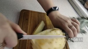 Как чистить ананас за 2 минуты - лайфхак по скоростной очистке ананаса