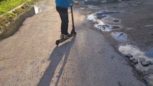 Кучу людей как можно ездить на трюковым самокате
