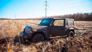 Новенький Jeep Wrangler против пацанов на Нивах и УАЗах по пашне и не только.