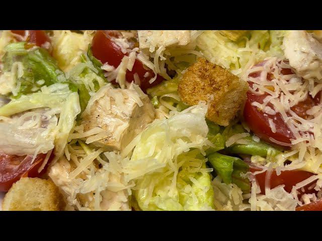 Салат Цезарь с курицей