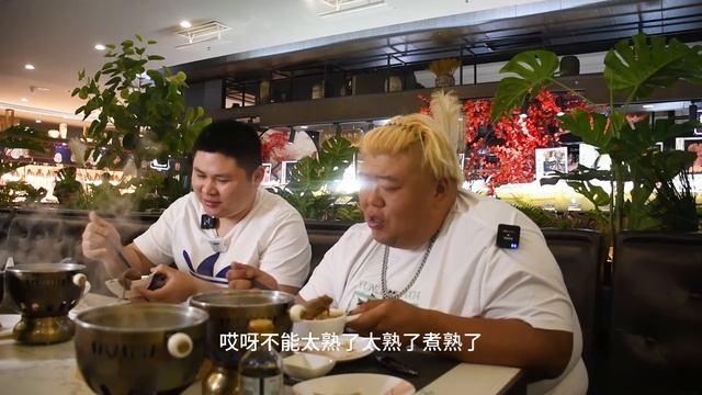 猴哥做客太原大胖安排398一位的海鲜自助餐好久没吃这么过瘾了胖猴仔