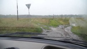 Бедненькая Алёна в нежных туфельках тонет в грязи... Опять на шпильках))))