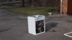 Waschmaschine vs. Betonstein | Washing Machine vs. Brick