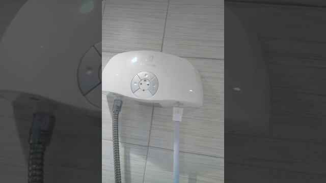 Проточный водонагреватель 