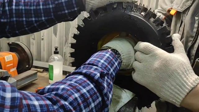 Как своими руками сделать шиномонтаж колеса снегоуборщика.
