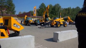 Трюк на мотоцикле с техникой JCB