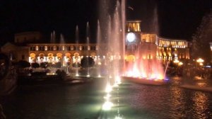 Ночной музыкальный световой фонтан на площади в Ереване Night musical light fountain in Yerevan