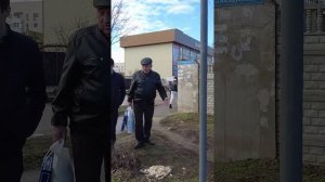 Красногвардейское - прием жителей и вручение подарка ветерану