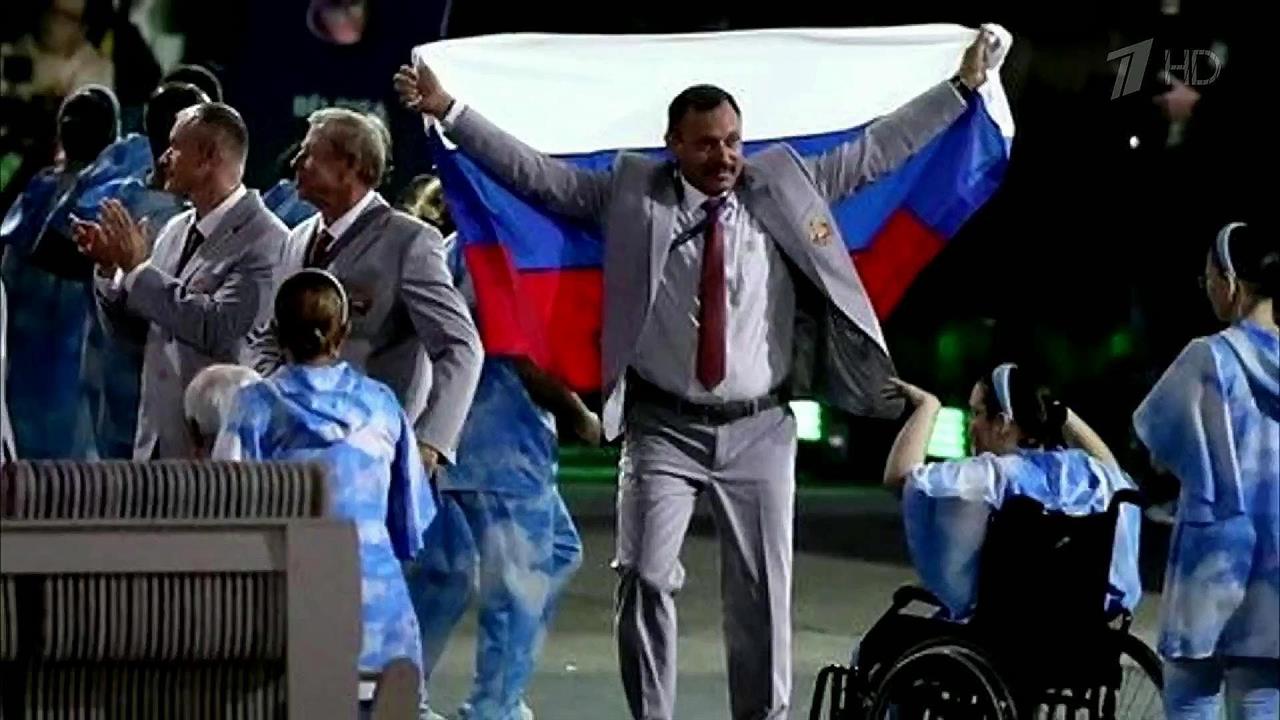 Международный паралимпийский комитет наказал члена...нос флага России на открытии Паралимпийских игр