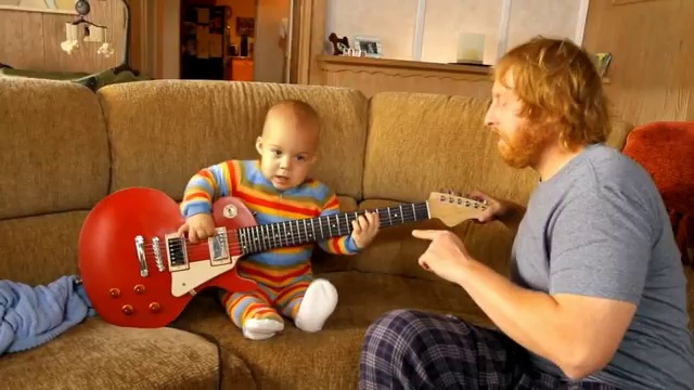Грудничок наяривает на гитаре рок!!! смотреть онлайн