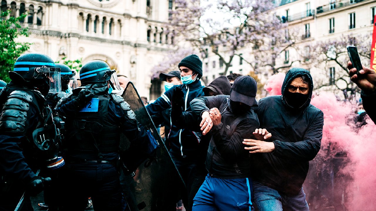 Массовые беспорядки в Париже. Протестующие в голубых масках. Покажи митинг