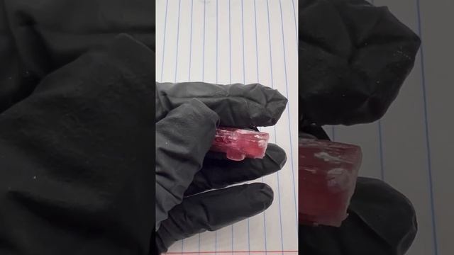 Кристалл турмалина рубеллита. смотреть онлайн