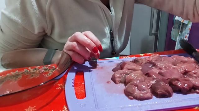 Печень куриная с маринованными огурцами. Рецепт придумываю на ходу.