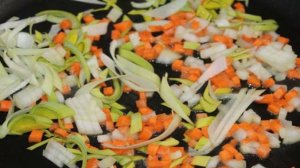 Сливочный суп с луком пореем и курицей