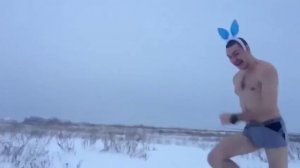 Мужик в трусах бежит по снегу
