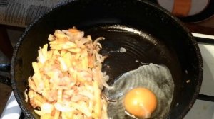 Жаренная картошка с яйцом.Вкусный завтрак