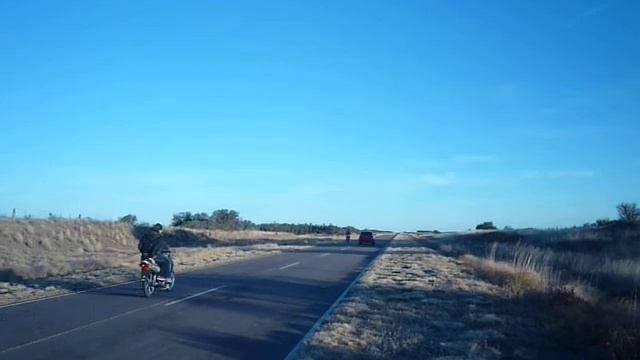 Volskwagen Polo vs Yamaha serow 225