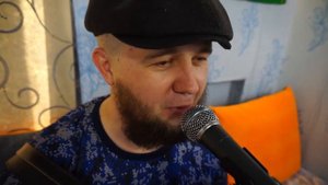 Я один сидю на плинтуаре