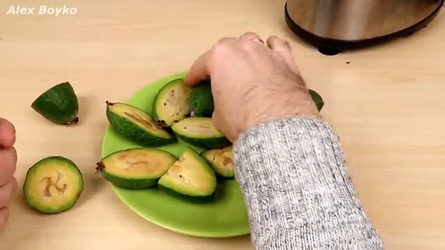 Что если сделать сок из Фейхоа? Самый дорогой сок! Бедная соковыжималка. [Alex Boyko] смотреть онлайн