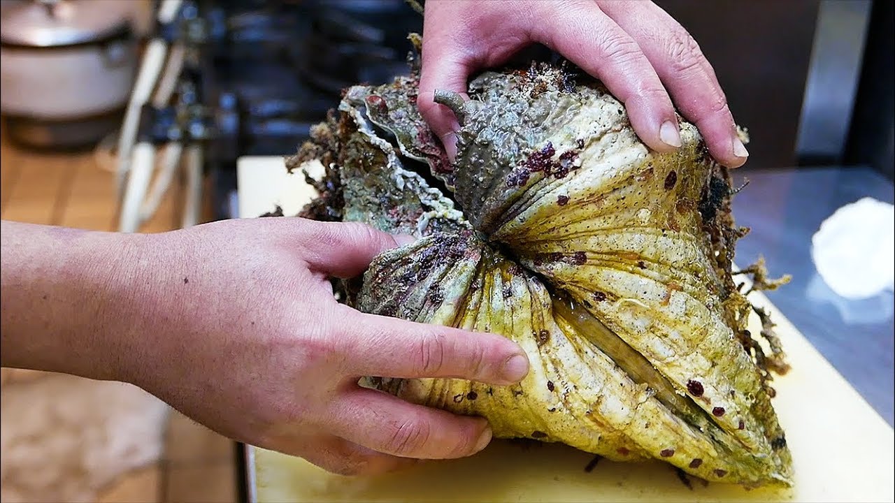 Японская уличная еда - огромный странный моллюск.  Окинава Морепродукты Япония