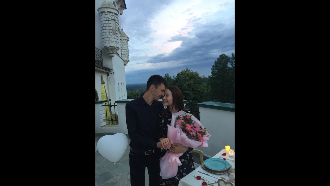 Предложение руки под музыку саксофона. Слезы счастья у девушки