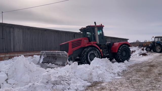 Будни тракториста в колхозе. Бульдозер ДТ 75 и Кировец К-739Ст на уборке снега. смотреть онлайн