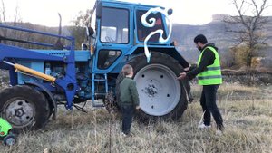 У папы на тракторе спустило колесо. Дамир приехал ему на помощь.