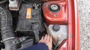 Устранить воздух из системы охлаждения двигателя