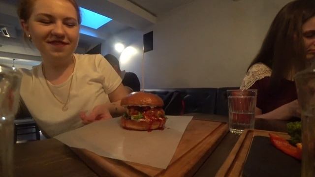 Взгляд изнутри Enzo. Бургеры в Enzo смотреть онлайн