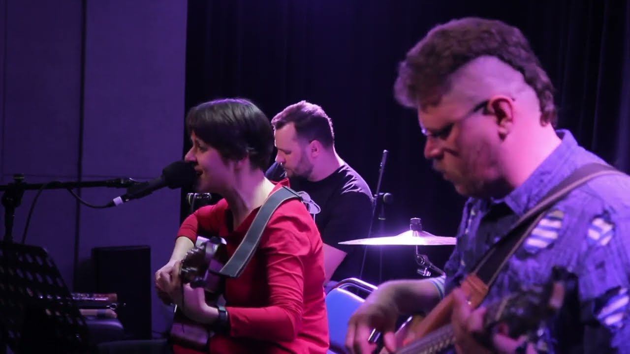 Ната и НЛО - Бывшему дому смотреть онлайн