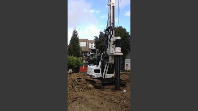 Бурение ковшебуром на стройплощадке с помощью буровой установки CF3 Plus смотреть онлайн