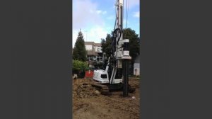 Бурение ковшебуром на стройплощадке с помощью буровой установки CF3 Plus