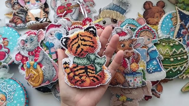 Мои 116 новогодних игрушек) #вышивка #вышивканапластиковойканве #вышивкакрестиком #вышивкабисером