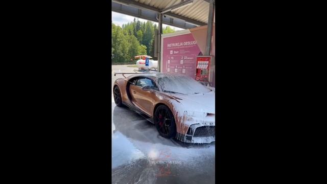 How Andrew Tate washes his $5000000 Bugatti Chiron Pur Sport смотреть онлайн
